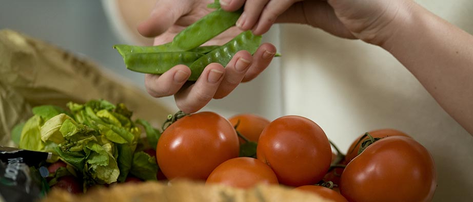 Händer som hanterar och rör vid grönsaker