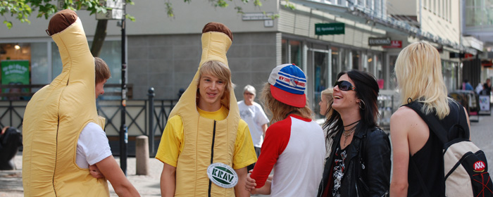 Folk på stan, två personer är utklädda till bananer
