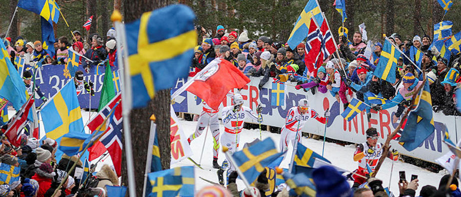 Svenska flaggor vajar bredvid VM-spåret.