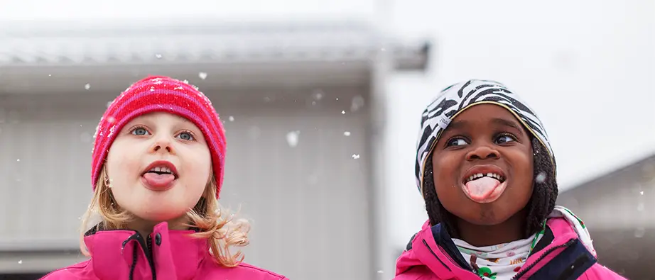Två barn i snöfall.