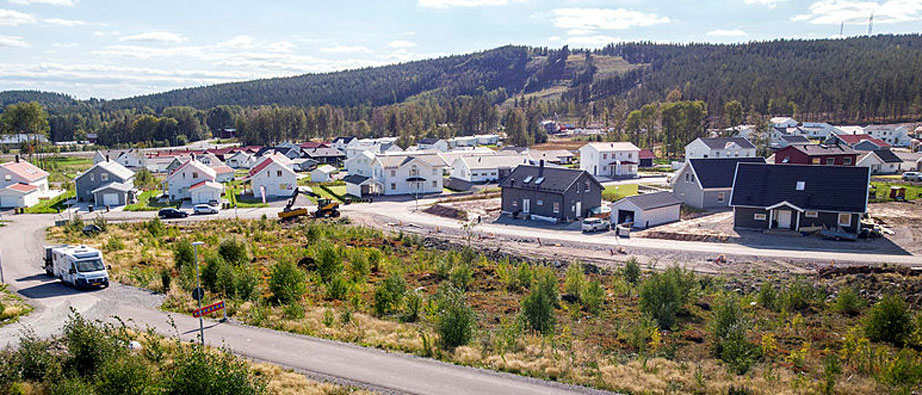 Vy över nybygget Lilla Källviken med flera hus i varierande modeller