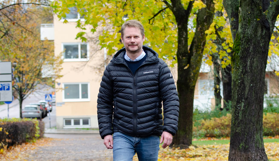 Johan Björklund går i en park med höstfärger