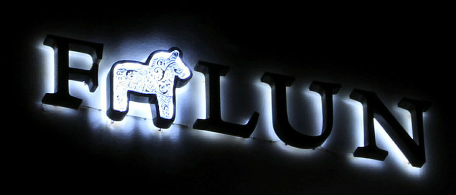 Falu kommuns logga med hästen på belyst skylt