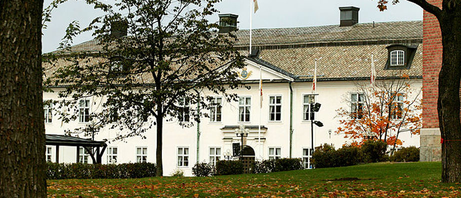 Det vita Rådhuset med träd i höstens färger framför