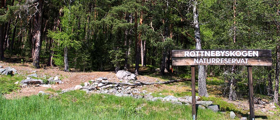 Ingången till Rottneby naturreservat med skylt