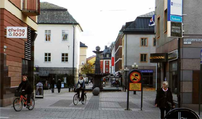 Även Falu centrum ingår i Världsarvet Falun. Rådhusplatsen från Stadshusgränd mot Stora Torget, 2011.Fontänskulpturen är utförd av Carl Harry Stålhane 1989.