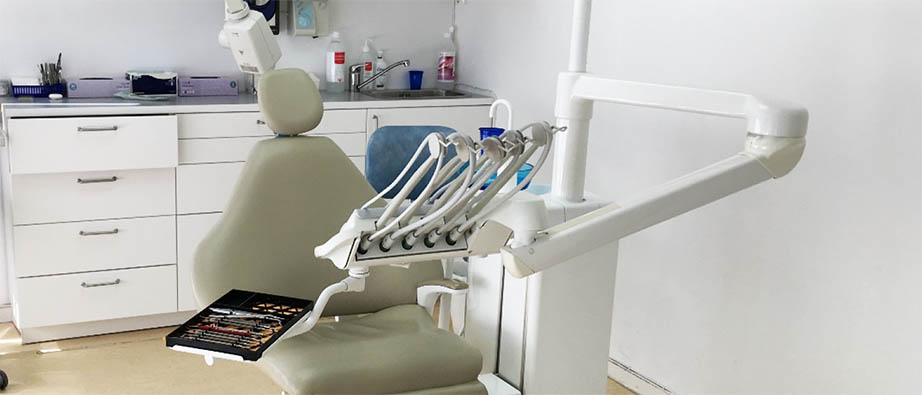 Tandläkarmottagning, stol och hållare för borrar