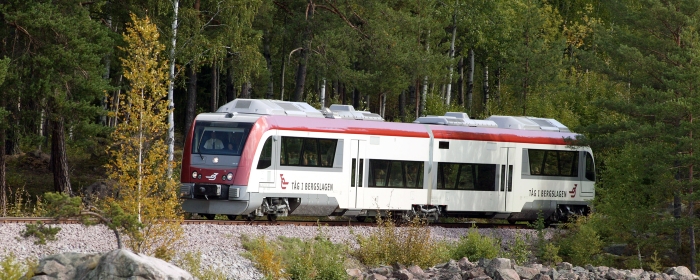 Tåg i Bergslagens tåg i höstmiljö vid Hinsnoret