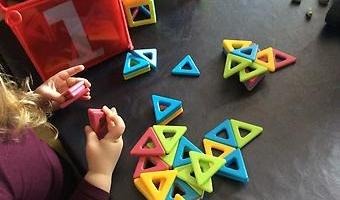 Barn som leker med magneter