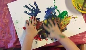 barn som målar med händerna