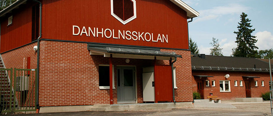 Danholnsskolan med rödmålad gavel.