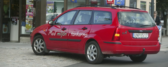 En röd Ford fokus stripad med texten med miljön i tankarna