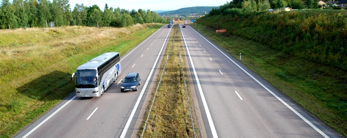 Buss och bilar kör på motorvägen mellan FalunBorlänge