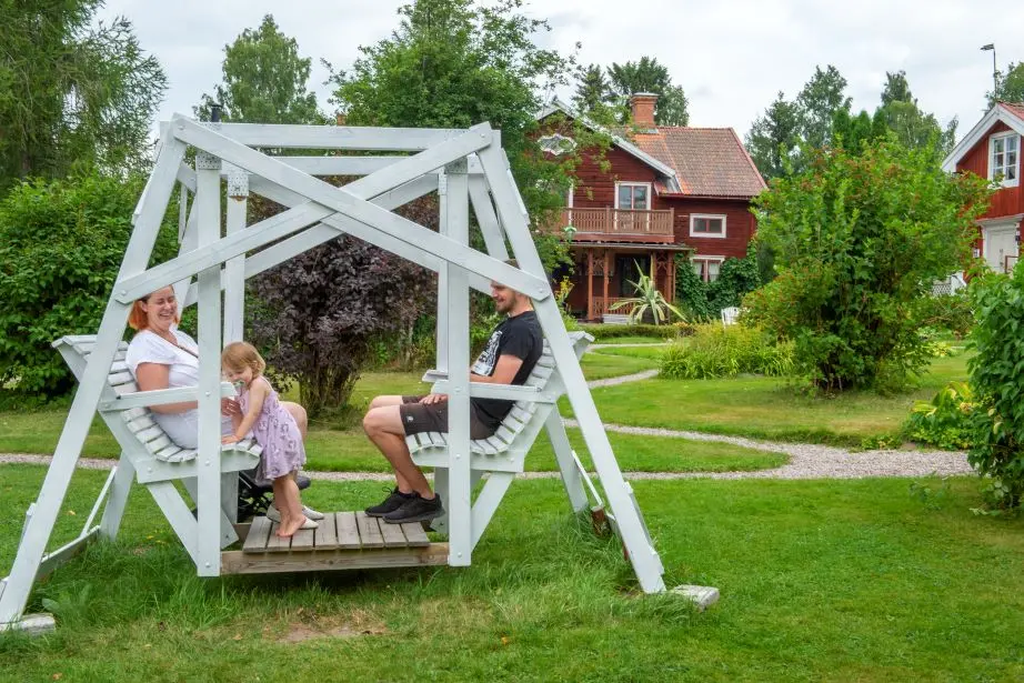 Familj vilar i en trädgårdsgunga vid Stora Hyttnäs
