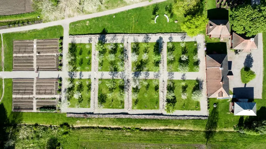 Flygfoto över Gamla Stabergs trädgård
