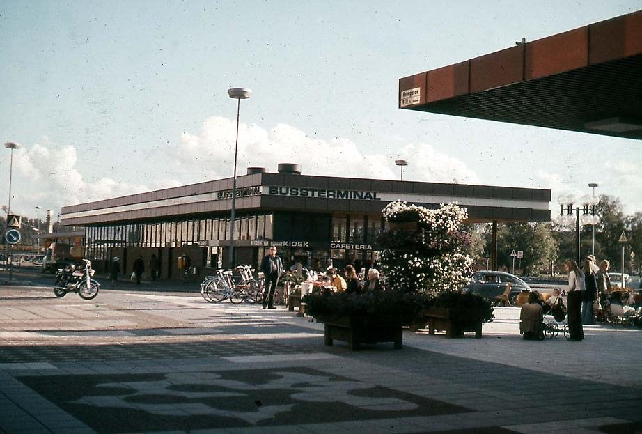 Bussterminalen i Falun 1971 vid Holmtorget. I dag finns Åhlénsparkeringen här.
