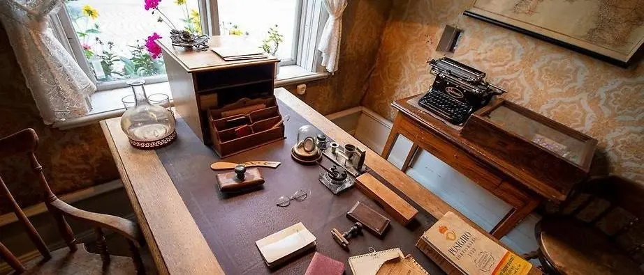 Skrivbord inne i Thunströms Köpmansgård