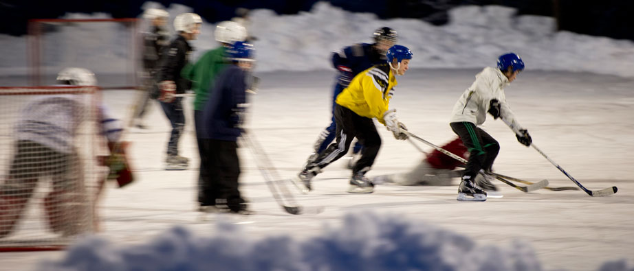 Ishockey spelas ute på en islekbana