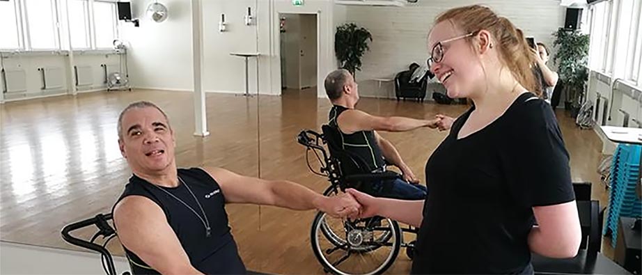 Therese Arvidsson med en man i rullstol som lär sig rullstolsdans