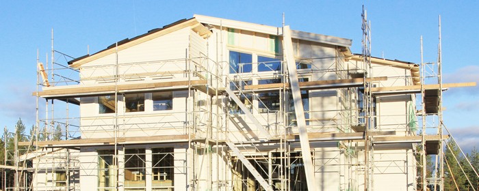 Byggarbetsplats för ett bostadshus i träfärg