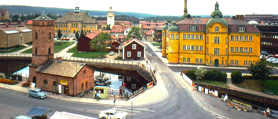 En bild över 60-talets Falun med det gamla och gula badhuset i fokus.