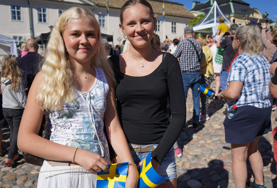 Olivia Norin och Signe Kahr firade kungen och drottningen på Stora torget.