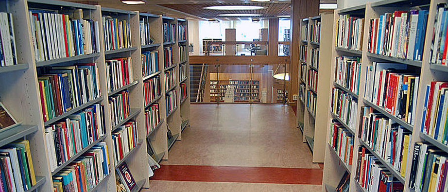 Massor av böcker i bokhyllor