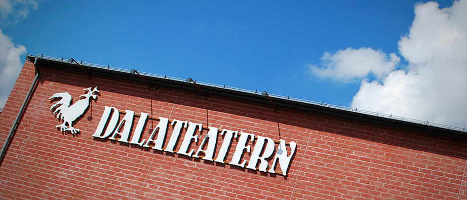 Dalateaterns logotyp på tegelbyggnad.