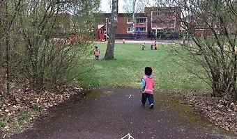 Barn som springer på skolgården.