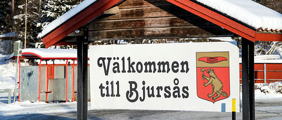 Skylt som det står Välkommen till Bjursås på.