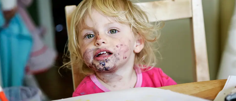 Ett litet barn med målarfärg i ansiktet