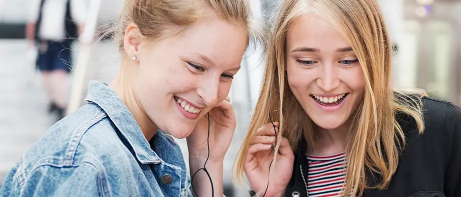 Två tjejer som lyssnar på musik